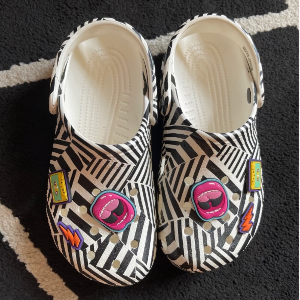 Wmns Seasonal Retro 80s Pinstripe Crocs Classic Clog M6/W8